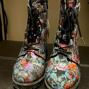 Floral print beautiful boots.